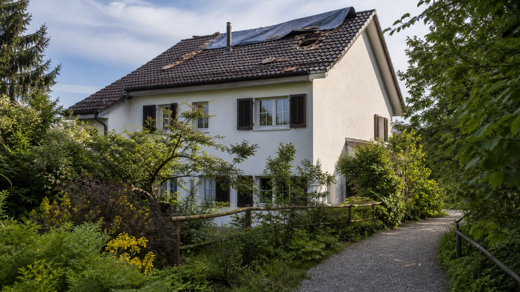 Ein Wohnhaus in der Deutschschweiz nach einem Sturm, mit frei gehaltenem Zugang für einen geplanten Fachtermin.